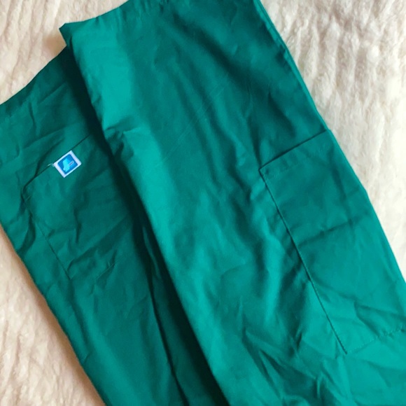 NEW 2 Pairs Hunter Green Medical Scrub Pants XS (sorry for the wrinkles) - Picture 2 of 3